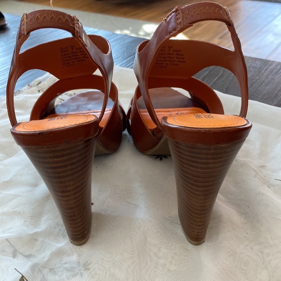Kenneth Cole reaction 4 1/4”heel in brown and orange with platform front. - Picture 4 of 13
